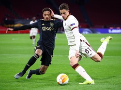 Ouch! Muka Pemain Roma Dilempar Bola, Dikartu Kuning Pula