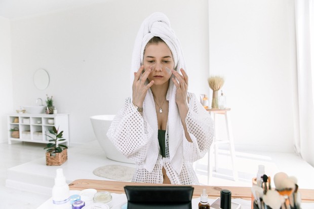 Tidak ada salahnya menggunakan skincare karena itu untuk merawat kulit kamu, tetapi jika terlalu sering mengganti produk dalam rutinitas kamu itu tidak baik untuk kulit.