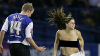 Tidak hanya laki-laki, perempuan juga beberapa kali menerobos masuk ke lapangan dalam keadaan bugil. Seperti di laga Divisi Championship tahun 2005 ini. (Foto: Jamie McDonald/Getty Images/Edit)