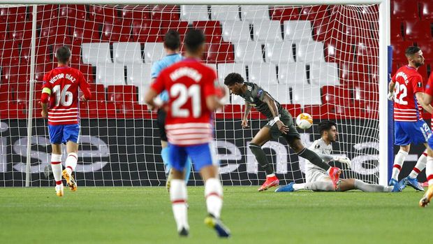 Manchester United's Marcus Rashford celebrates after scoring his side's first goal during the Europa League, quarterfinal, first leg soccer match between Granada and Manchester United at the Los Carmenes stadium in Granada, Spain, Thursday, April 8, 2021. (AP Photo/Fermin Rodriguez)