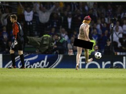 Laga Liga Champions Real Madrid vs Bayer Leverkusen di Glasgow pada 15 Mei 2002 juga terusik fans bugil yang menjadi penyusup lapangan. Foto: Phil Cole/Getty Images/Edit