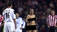 Streaker perempuan ini bahkan berlari bugil di hadapan kapten Manchester United, Roy Keane, tahun 2001. (Foto: Gary M. Prior/ALLSPORT/Edit)
