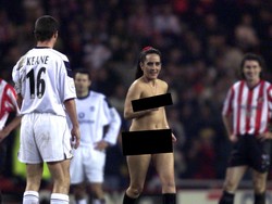 Streaker, atau penyusup lapangan, ini mengusik laga Sunderland vs Manchester United di Piala FA pada 31 Januari 2001 dengan aksinya berbugil-ria. Foto: Gary M. Prior/ALLSPORT/Edit