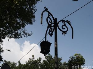 Duh! PJU dan Lampu Pedestrian Sekitar Balkot Bandung Rusak-Tak Menyala Duh! PJU dan Lampu Pedestrian Sekitar Balkot Bandung Rusak-Tak Menyala