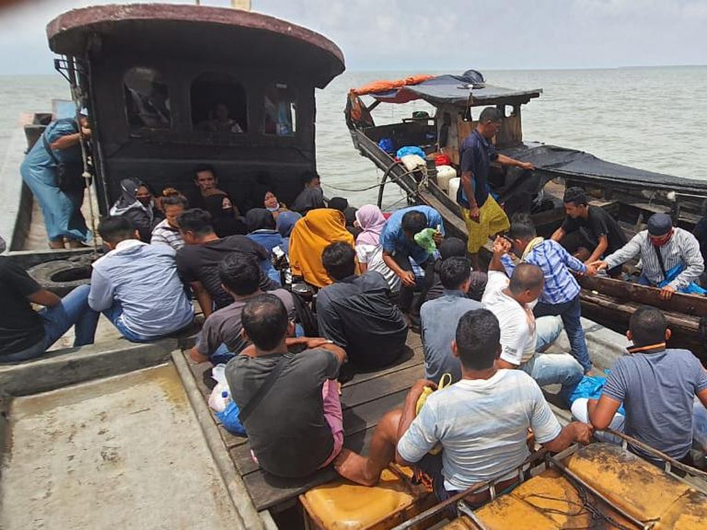 TNI AL Amankan Puluhan TKI Ilegal di Perairan Asahan Sumut