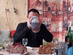 Waduh! Di China Ada Tren Baru Mukbang Minum Miras yang Berbahaya