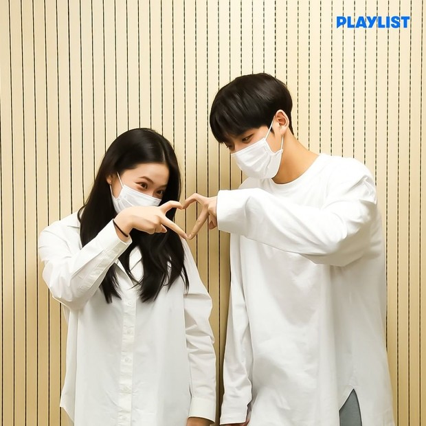 Potret kebersamaan Yeri dan Hongseok dalam pembacaan naskah Blue Birthday