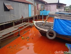 Kapal Muat Minyak Sawit 5 Ton Tenggelam di Mahakam, Air Sungai Jadi Oranye