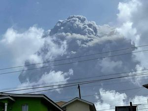 Gunung La Soufriere Erupsi di Karibia, Ribuan Orang Dievakuasi Gunung La Soufriere Erupsi di Karibia, Ribuan Orang Dievakuasi