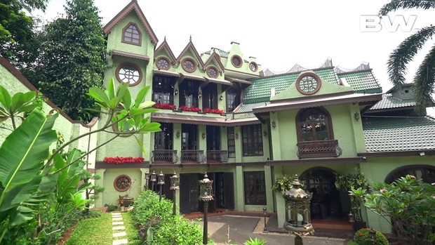 Bentuk Rumah Keseluruhan seperti kastil dan Disneyland/youtube.com/boywilliam