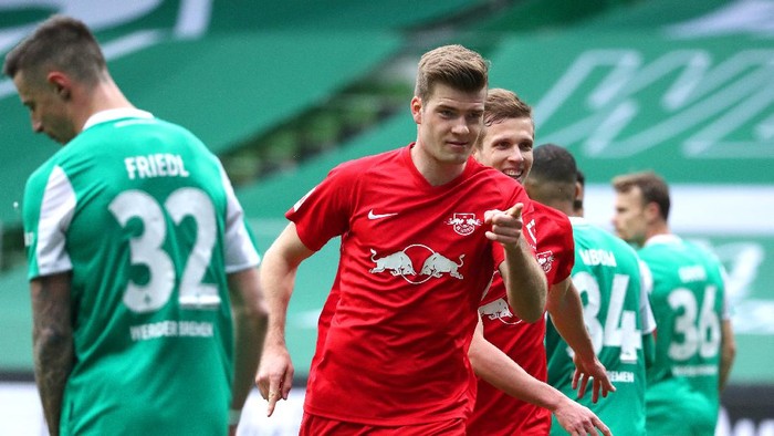 BREMEN, GERMANY - APRIL 10: Alexander Soerloth of RB Leipzig celebrates after scoring their teams second goal during the Bundesliga match between SV Werder Bremen and RB Leipzig at Wohninvest Weserstadion on April 10, 2021 in Bremen, Germany. Sporting stadiums around Germany remain under strict restrictions due to the Coronavirus Pandemic as Government social distancing laws prohibit fans inside venues resulting in games being played behind closed doors.  (Photo by Focke Strangmann - Pool/Getty Images)
