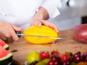 Tidak Bisa Kupas Mangga, Wanita Ini Disindir Calon Mertua Tidak Bisa Kupas Mangga, Wanita Ini Disindir Calon Mertua