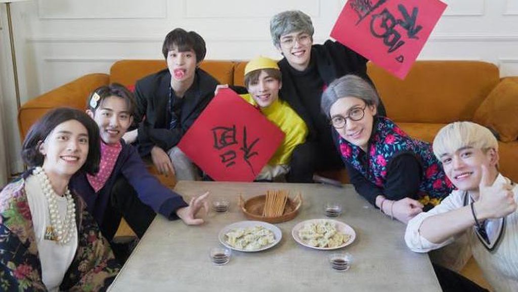 Intip Keseruan Boy Group WayV yang Hobi Makan Pakai Kostum Lucu Intip Keseruan Boy Group WayV yang Hobi Makan Pakai Kostum Lucu