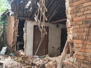 Sebuah Rumah di Ponorogo Ambruk Diguncang Gempa Malang M 6,1