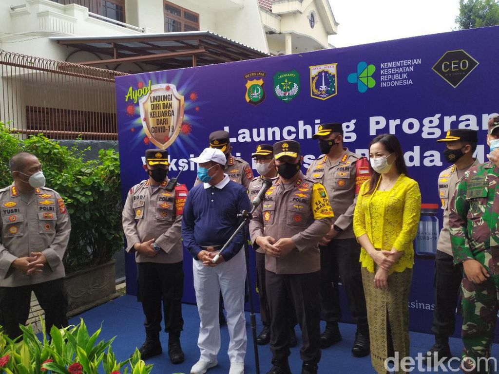 Kapolda Metro Luncurkan Vaksinasi Massal di Kampung Tangguh Cideng Kapolda Metro Luncurkan Vaksinasi Massal di Kampung Tangguh Cideng
