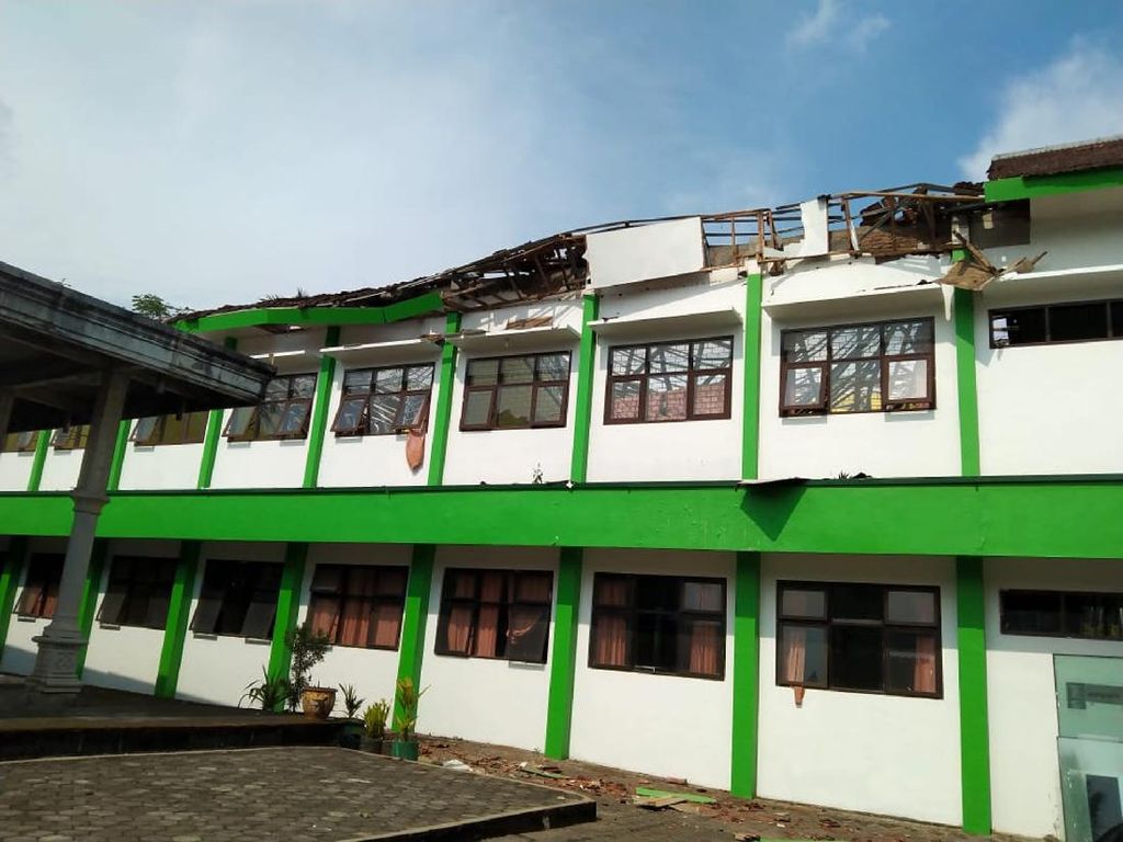 Terkini! Foto-foto Dampak Kerusakan Gempa Malang Terkini! Foto-foto Dampak Kerusakan Gempa Malang