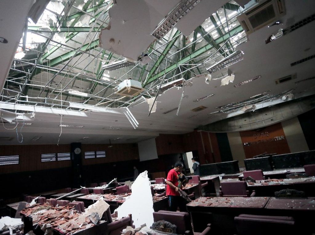 Porak-poranda Bangunan di Blitar Imbas Gempa Malang Porak-poranda Bangunan di Blitar Imbas Gempa Malang