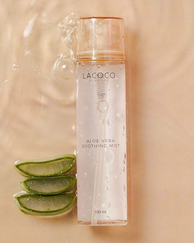 Face mist multi fungsi dari Lacoco ini mampu menjaga kelembaban sekaligus menenangkan kulit dengan sangat baik.