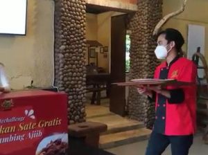 Kalau Bisa Makan Sate Kambing Terbanyak dalam 15 Detik, Makan di Sini Gratis!
