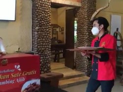 Kalau Bisa Makan Sate Kambing Terbanyak dalam 15 Detik, Makan di Sini Gratis!