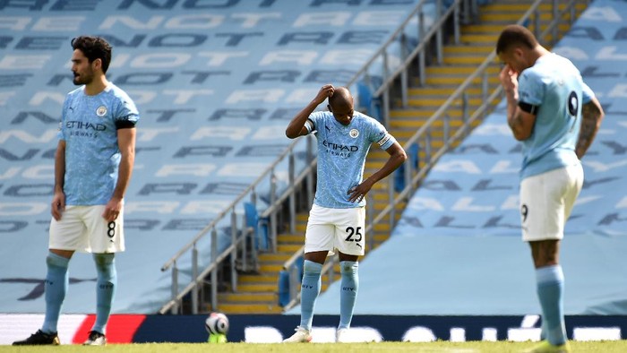 MANCHESTER, ENGLAND - APRIL 10: Ilkay Guendogan, Fernandinho and Gabriel Jesus of Manchester City  look dejected  during the Premier League match between Manchester City and Leeds United at Etihad Stadium on April 10, 2021 in Manchester, England. Sporting stadiums around the UK remain under strict restrictions due to the Coronavirus Pandemic as Government social distancing laws prohibit fans inside venues resulting in games being played behind closed doors.  (Photo by Rui Vieira - Pool/Getty Images)