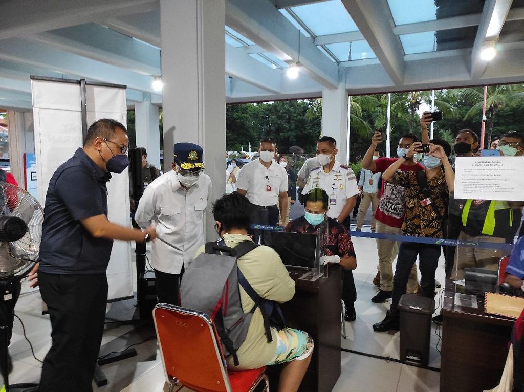 Mulai Diterapkan di Bandara Ngurah Rai Bali, Menhub Cek Kesiapan Alat GeNose Mulai Diterapkan di Bandara Ngurah Rai Bali, Menhub Cek Kesiapan Alat GeNose