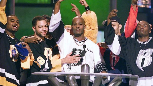 FILE - DMX, center, accepts the R&B Album Artist of the Year during the 1999 Billboard Music Awards in Las Vegas, on Dec. 8, 1999. The family of rapper DMX says he has died at age 50 after a career in which he delivered iconic hip-hop songs such as “Ruff Ryders’ Anthem.