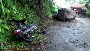 Pengendara Motor di Lumajang Tewas Tertimpa Batu Imbas Gempa
