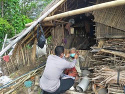 Bhabinkamtibmas Polres Lotara Beri Sembako ke Warga Terdampak Corona