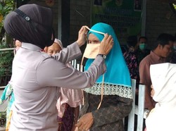 Pandemi Corona, Polsek Lingsar Bagikan Sembako dan Masker bagi Warga