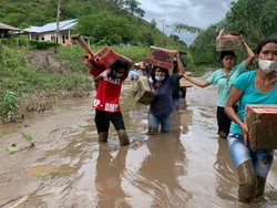 Viral Istri Bupati Sumba Timur Pikul Bantuan Terjang Jalan Berlumpur