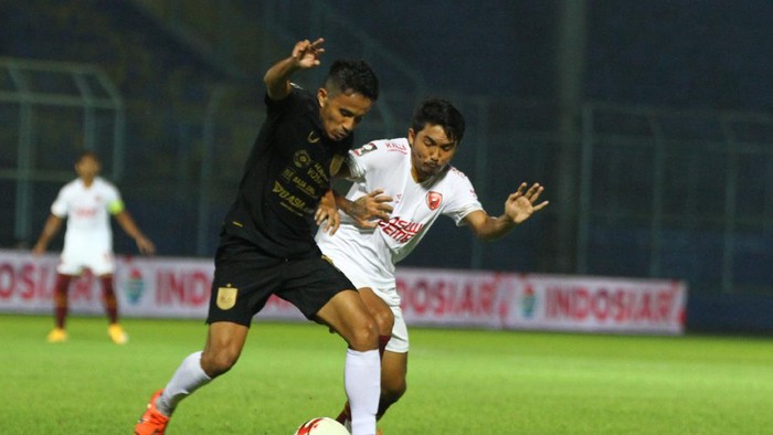 Pesepakbola PSM Makassar M. Arfan (kanan) berebut bola dengan pesepak bola PSIS Semarang Pratama Arhan (kiri) dalam pertandingan perempatfinal Piala Menpora di Stadion Kanjuruhan, Malang, Jawa Timur, Jumat (9/4/2021). PSM Makassar melaju ke semifinal setelah mengalahkan PSIS Semarang melalui adu pinalti dengan skor akhir 4-2. ANTARA FOTO/Ari Bowo Sucipto/rwa.