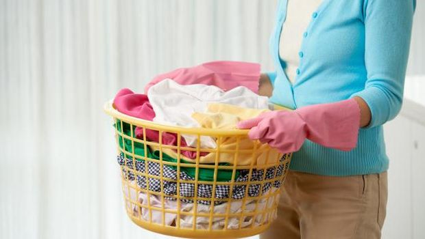 Rendam baju dengan air hangat kemudian cuci bersih