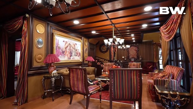 Ruang keluarga dengan gambar bingkai besar/yotube.com/boywilliam