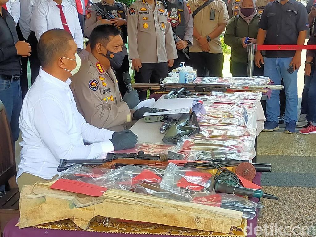 Polisi Telusuri Dugaan Teroris Kasus Home Industry Senpi Rakitan di Banyuwangi Polisi Telusuri Dugaan Teroris Kasus Home Industry Senpi Rakitan di Banyuwangi