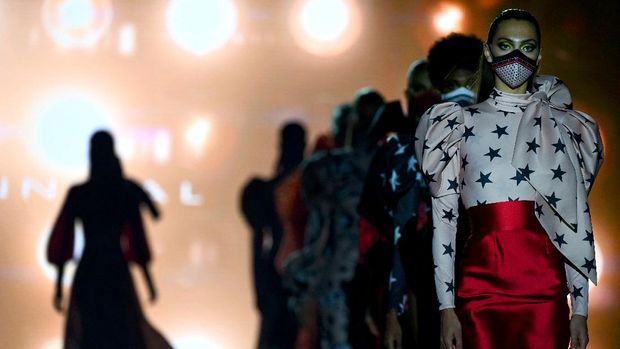 Spanyol Fashion Week Digelar Ditengah Pandemi Models present creations from Spanish designer Hannibal Laguna's Autumn - Winter 2021 / 2022 collection during the Mercedes Benz Fashion Week in Madrid on April 9, 2021. (Photo by Gabriel BOUYS / AFP)