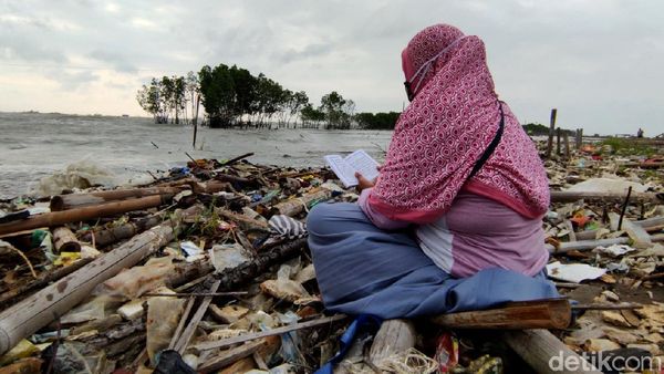 Nyadran ke TPU Tambaklorok Semarang yang Hilang Terkikis Abrasi