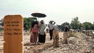 Momen Ziarah di TPU COVID Srengseng Sawah Jelang Ramadhan