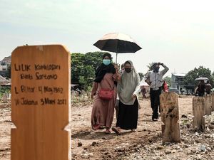 Momen Ziarah di TPU COVID Srengseng Sawah Jelang Ramadhan