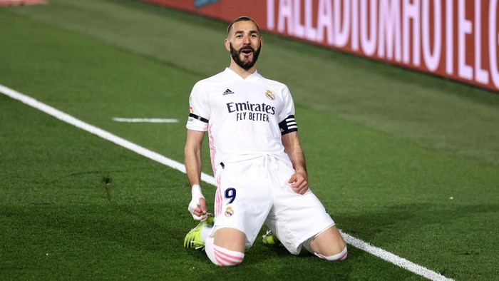 MADRID, SPAIN - APRIL 10: Karim Benzema of Real Madrid celebrates after scoring their sides first goal during the La Liga Santander match between Real Madrid and FC Barcelona at Estadio Alfredo Di Stefano on April 10, 2021 in Madrid, Spain. Sporting stadiums around Spain remain under strict restrictions due to the Coronavirus Pandemic as Government social distancing laws prohibit fans inside venues resulting in games being played behind closed doors.  (Photo by Angel Martinez/Getty Images)