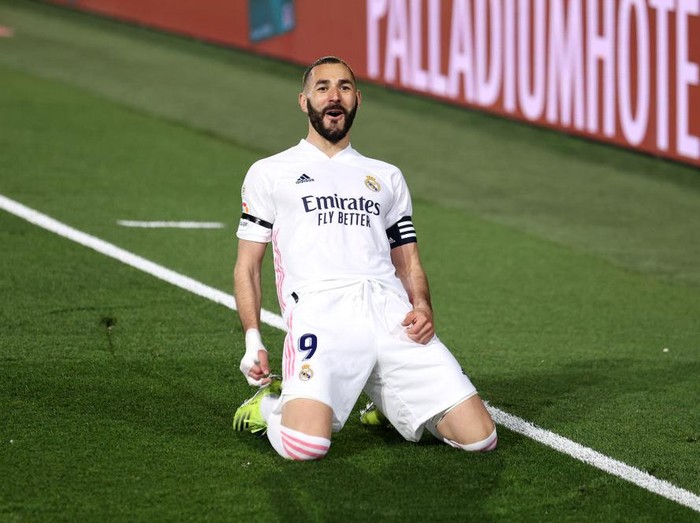 MADRID, SPAIN - APRIL 10: Karim Benzema of Real Madrid celebrates after scoring their side's first goal during the La Liga Santander match between Real Madrid and FC Barcelona at Estadio Alfredo Di Stefano on April 10, 2021 in Madrid, Spain. Sporting stadiums around Spain remain under strict restrictions due to the Coronavirus Pandemic as Government social distancing laws prohibit fans inside venues resulting in games being played behind closed doors.  (Photo by Angel Martinez/Getty Images)