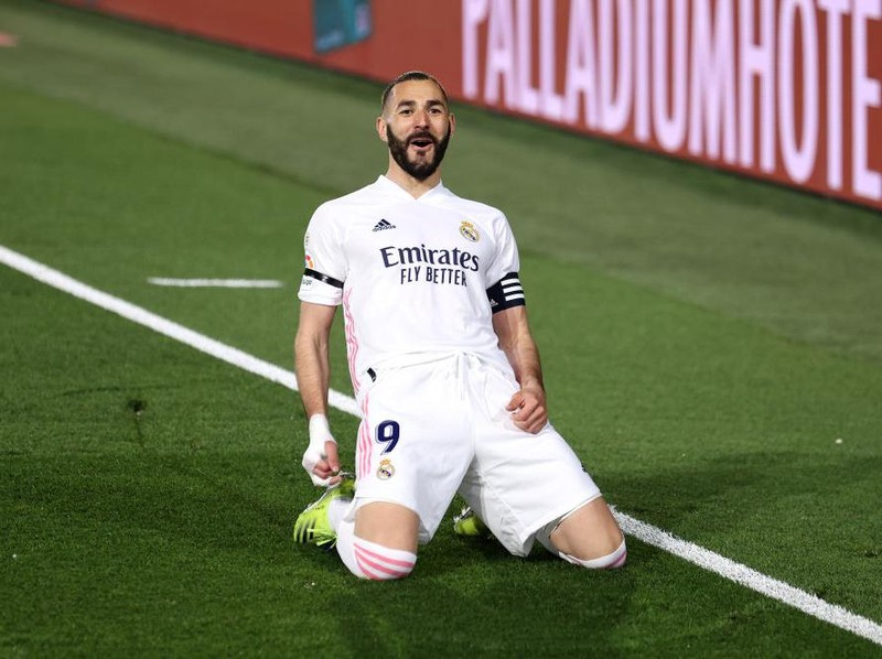 MADRID, SPAIN - APRIL 10: Karim Benzema of Real Madrid celebrates after scoring their side's first goal during the La Liga Santander match between Real Madrid and FC Barcelona at Estadio Alfredo Di Stefano on April 10, 2021 in Madrid, Spain. Sporting stadiums around Spain remain under strict restrictions due to the Coronavirus Pandemic as Government social distancing laws prohibit fans inside venues resulting in games being played behind closed doors.  (Photo by Angel Martinez/Getty Images)