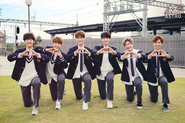 Astro di awal debut mereka / foto: twitter.com/astro_staff Astro di awal debut mereka / foto: twitter.com/astro_staff