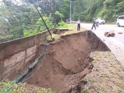 Awas, Bahu Jalan Nasional Trenggalek-Ponorogo Longsor di Dua Titik