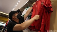 Pihak Mills mengungkapkan alasan membuka gerai resmi di Bandung adalah kota Bandung memiliki basis suporter sepakbola yang sportif dan inovatif.