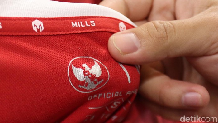 Brand kostum timnas sepakbola Indonesia, Mills, membuka gerai di Bandung. Pembukaan gerai ini menjadi awal bagi kebangkitan produk lokal di masa pandemi.