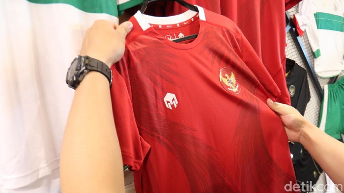 Brand kostum timnas sepakbola Indonesia, Mills, membuka gerai di Bandung. Pembukaan gerai ini menjadi awal bagi kebangkitan produk lokal di masa pandemi.