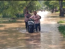 Puluhan Kendaraan Mogok Saat Banjir Ngawi Rendam Empat Desa
