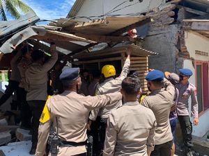 Tim Trauma Healing Brimob Polda Jatim Dampingi Korban Gempa Malang