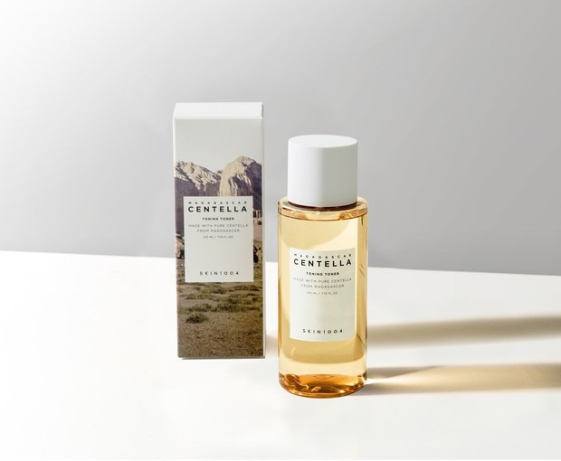 Centella Asiatica Toning Toner/Instagram.com/skin1004_indonesia Penggunaan toner skin 1004 secara rutin juga terbukti memberikan manfaat yang sangat baik salah satunya wajah menjadi kenyal dan glowing.